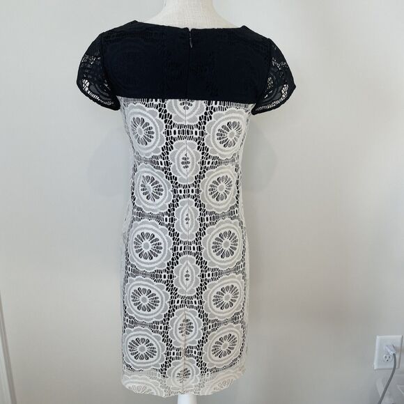 Maggy London Floral Lace Overlay Knee Length Cap Sleeve Zip Back Black Size 4 - Picture 3 of 9